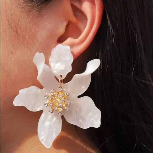 Anthropologie Jewelry - White Flower earrings A259